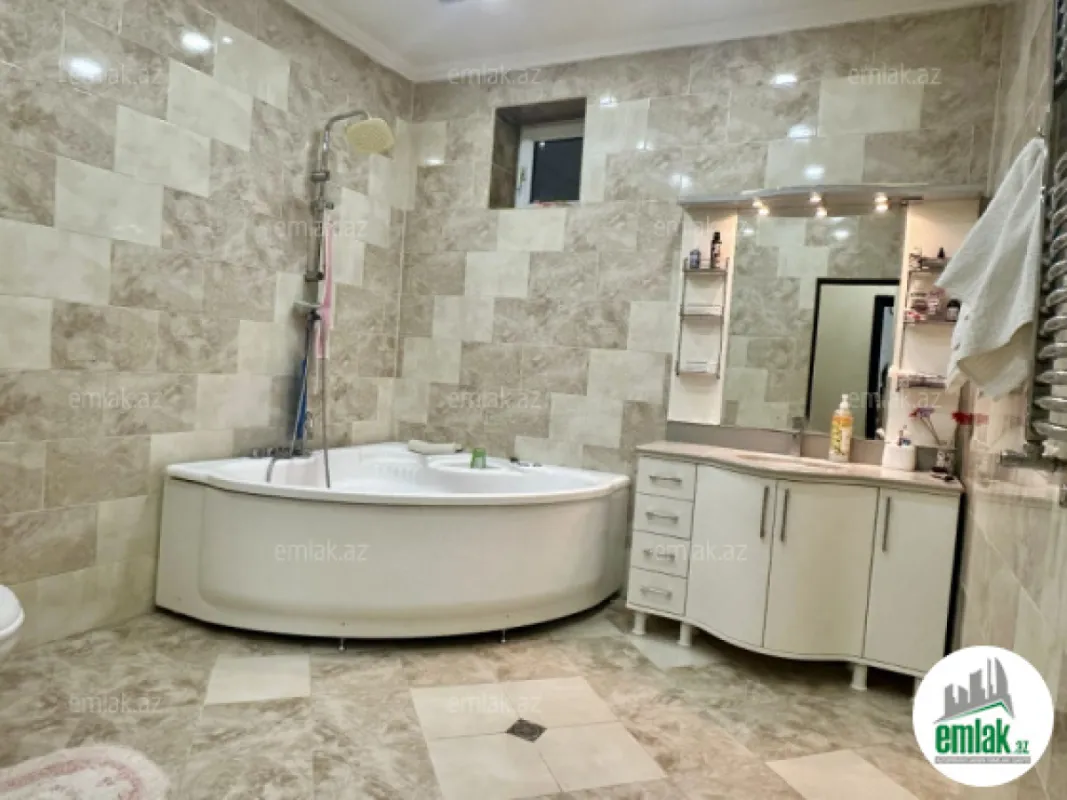 Satılır 8 otaqlı həyət evi 330 m²