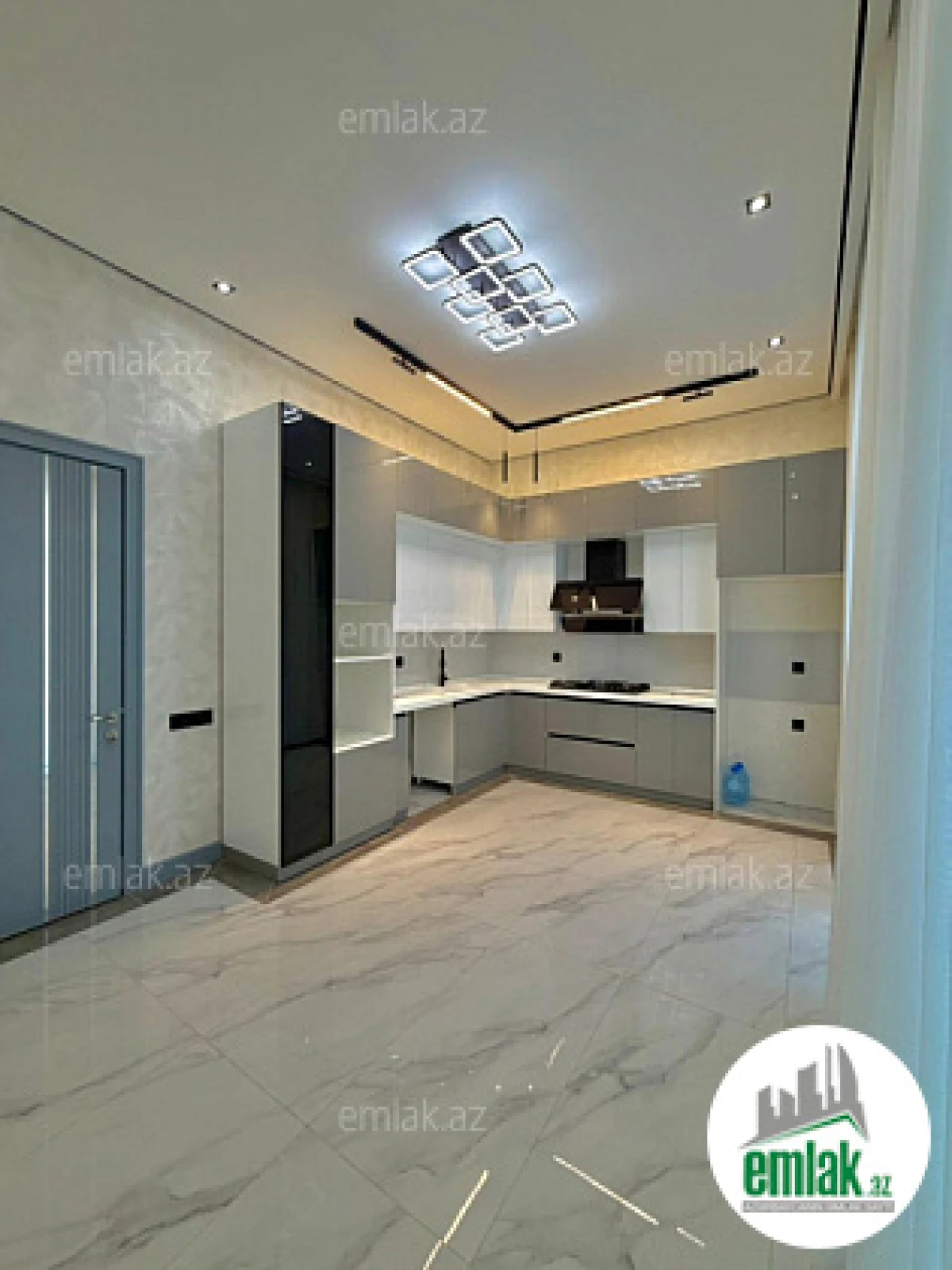 Satılır 5 otaqlı mənzil 250 m²