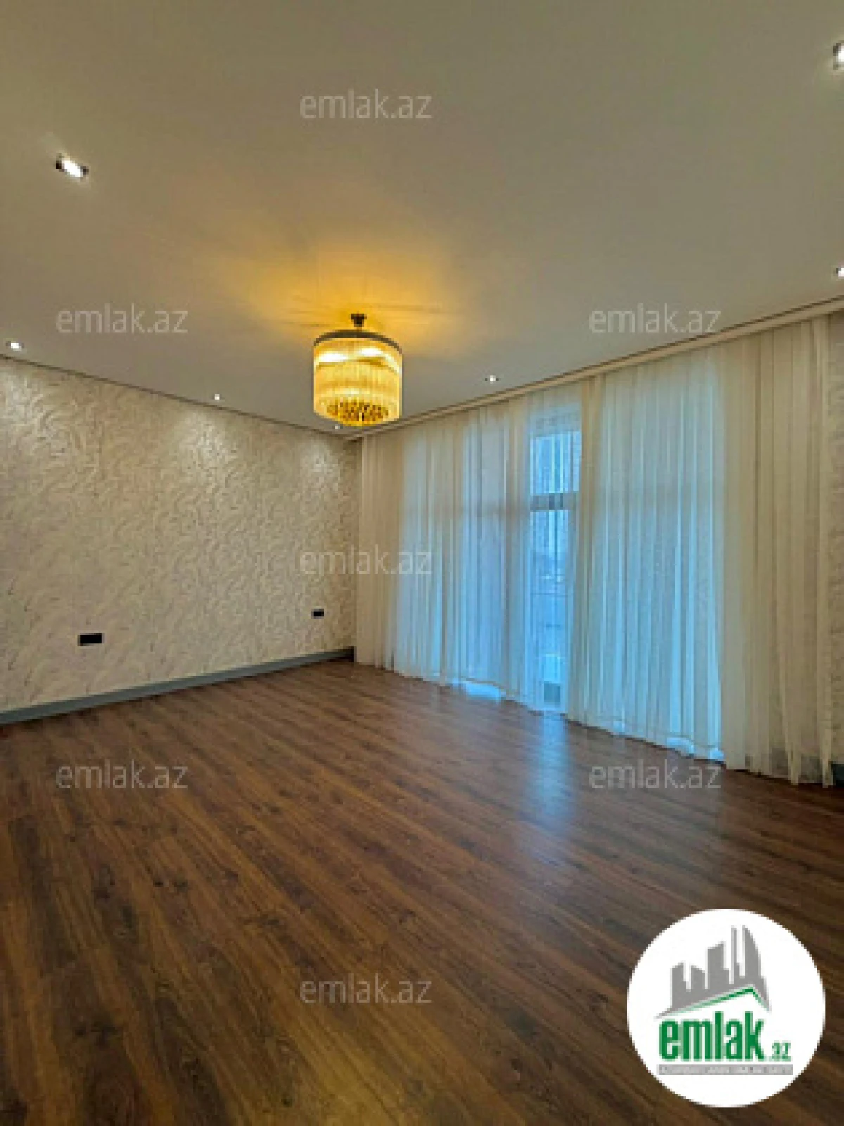 Satılır 5 otaqlı mənzil 250 m²