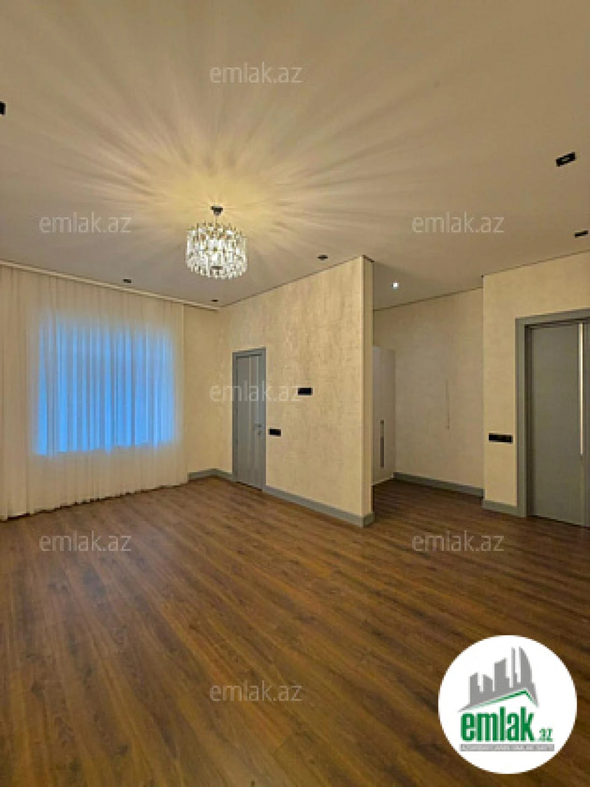 Satılır 5 otaqlı mənzil 250 m²