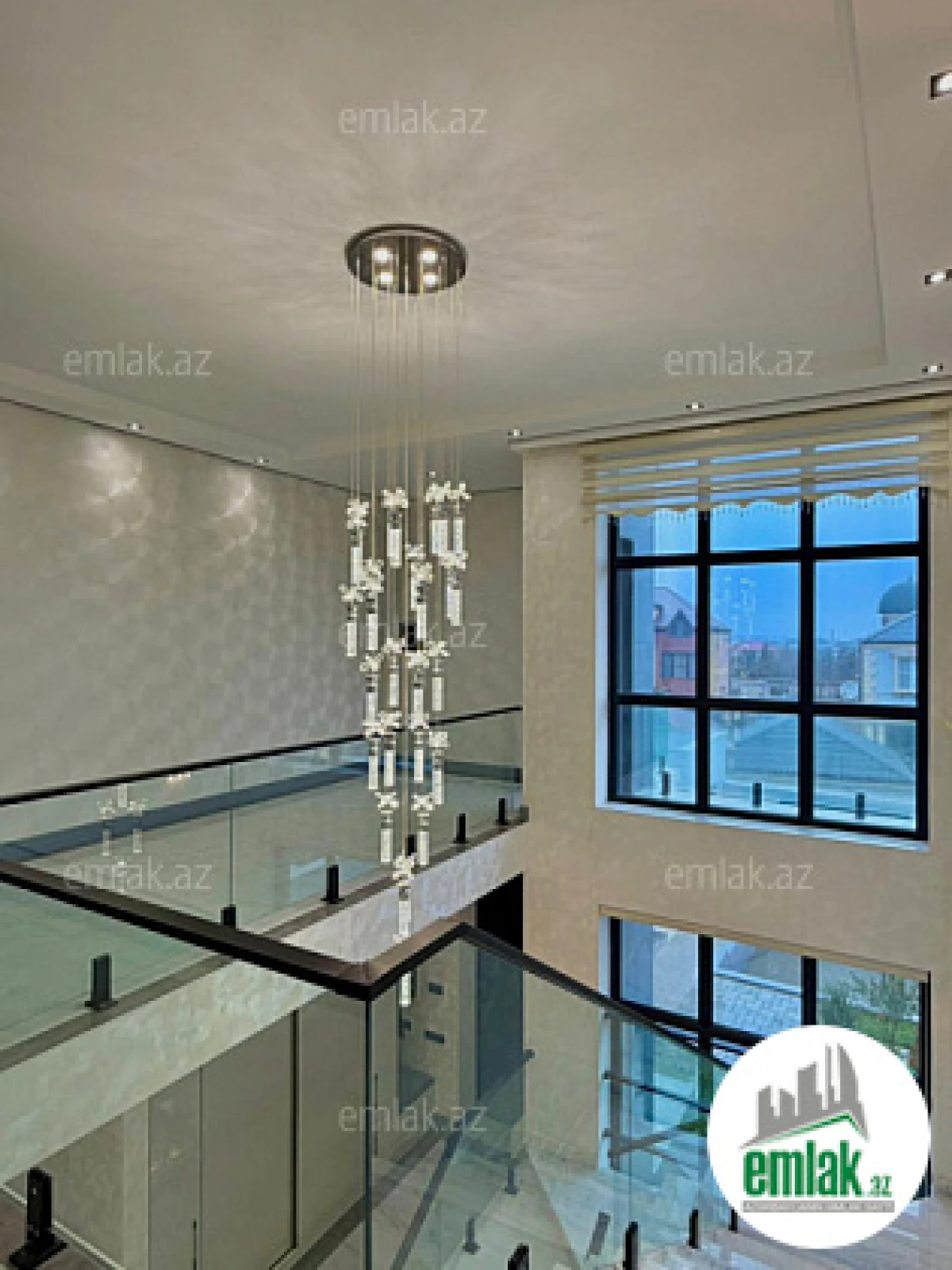 Satılır 5 otaqlı mənzil 250 m²