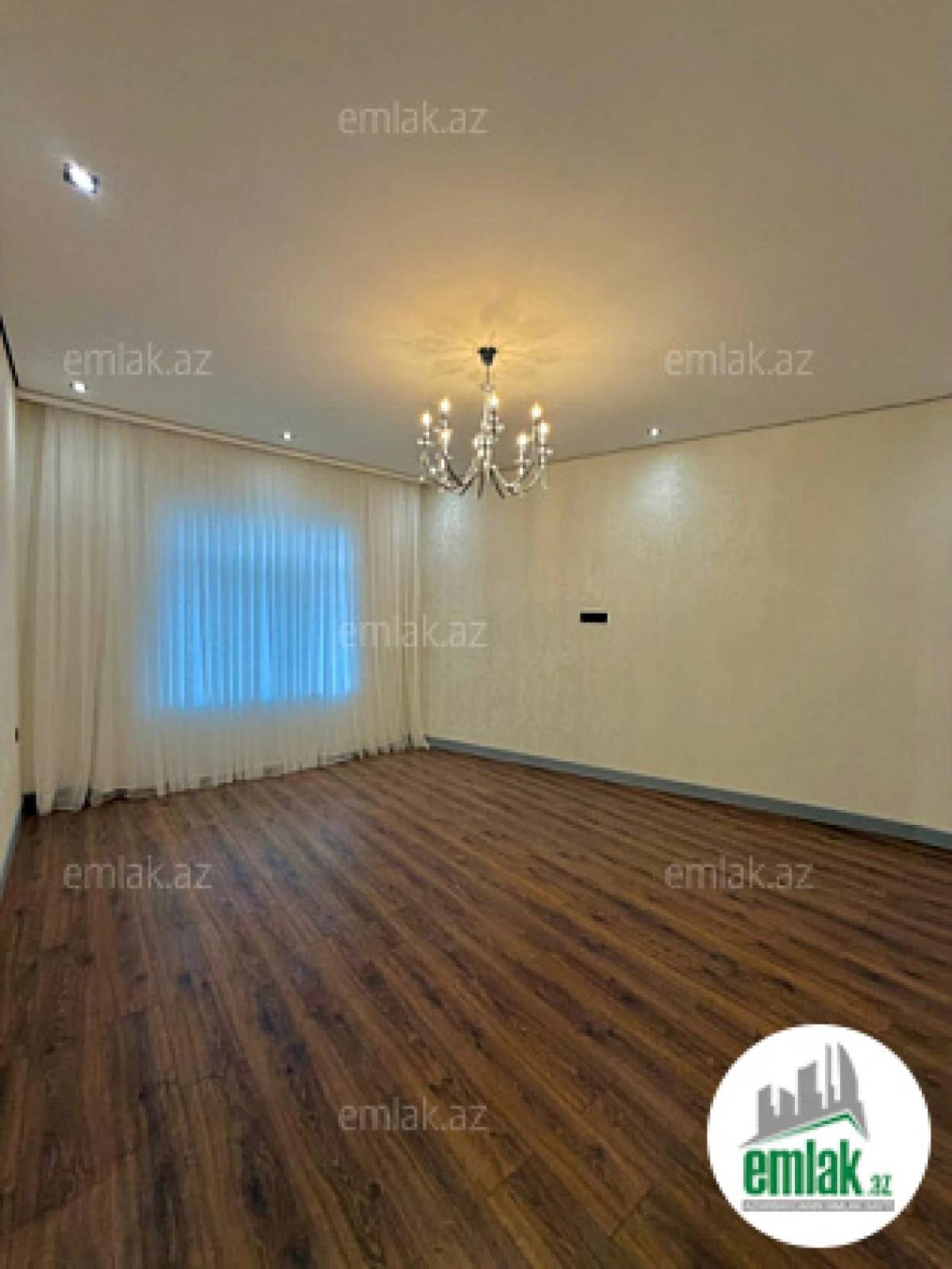 Satılır 5 otaqlı mənzil 250 m²