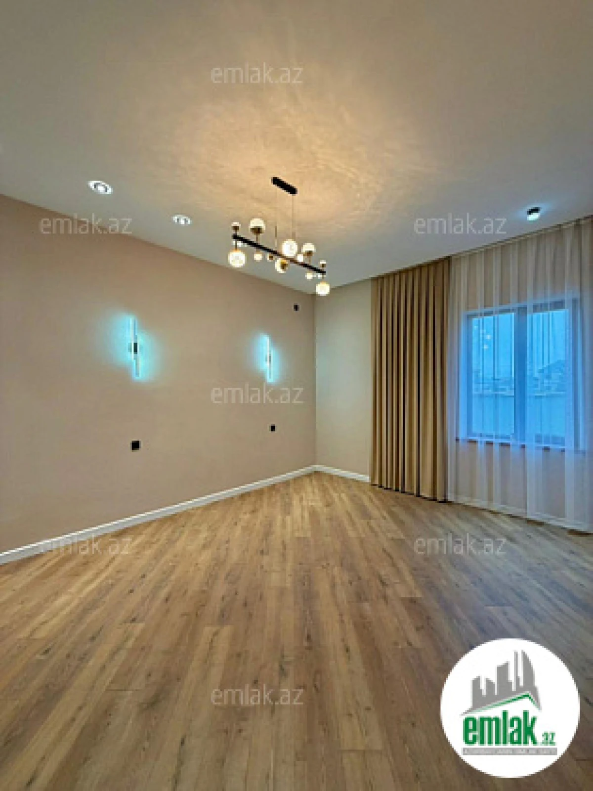 Satılır 4 otaqlı mənzil 180 m²