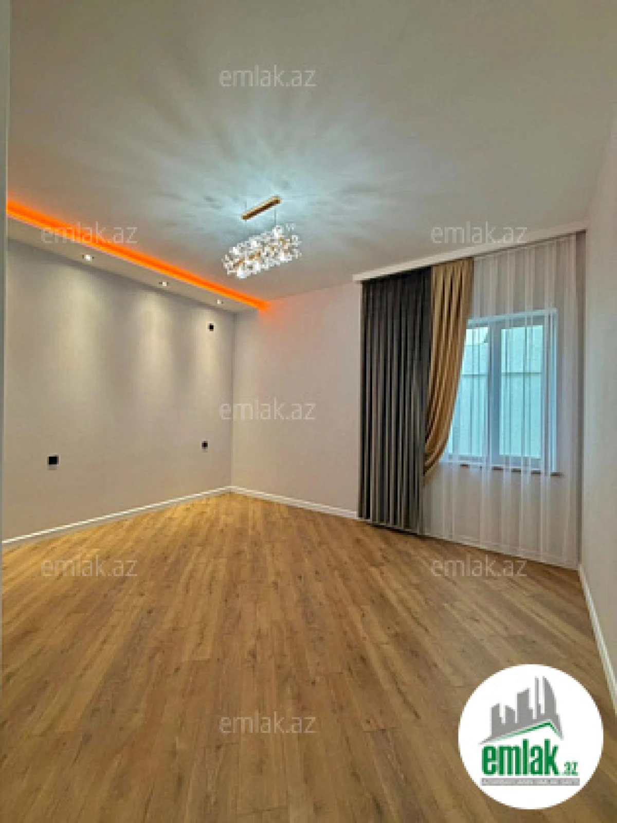 Satılır 4 otaqlı mənzil 180 m²