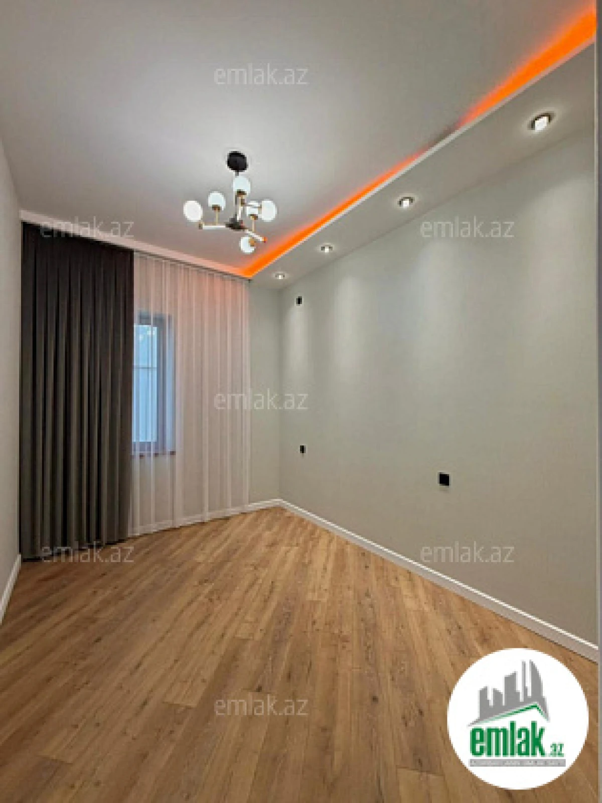 Satılır 4 otaqlı mənzil 180 m²