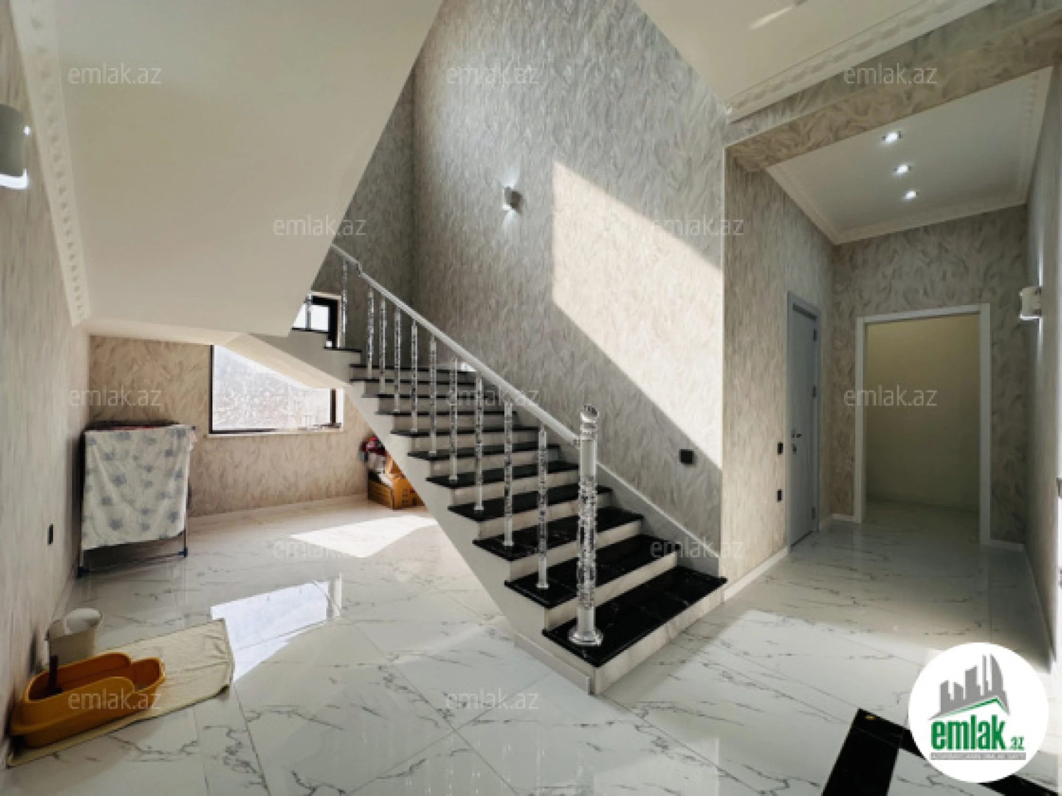 Satılır 5 otaqlı mənzil 400 m²