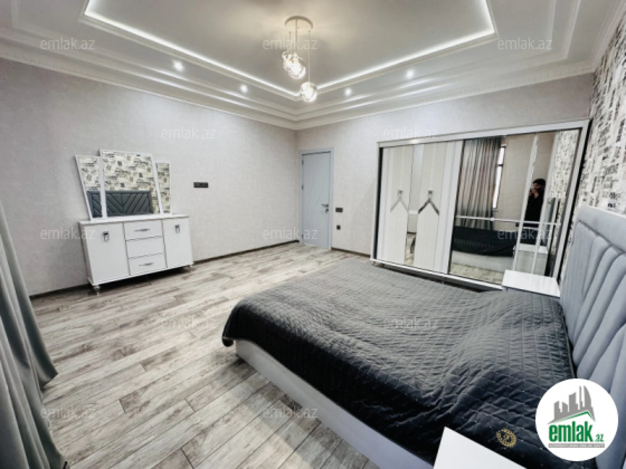 Satılır 5 otaqlı mənzil 400 m²