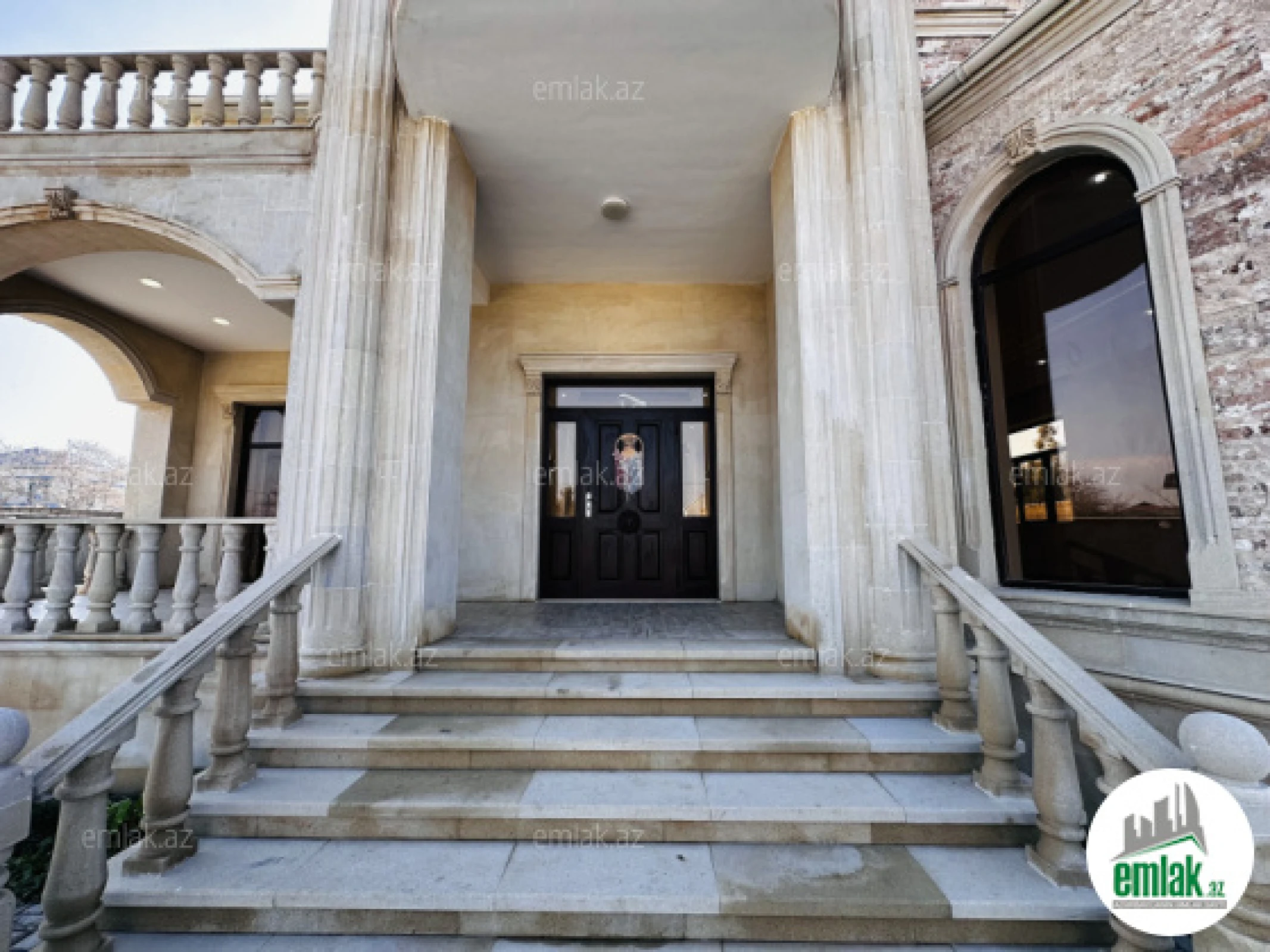 Satılır 5 otaqlı mənzil 400 m²