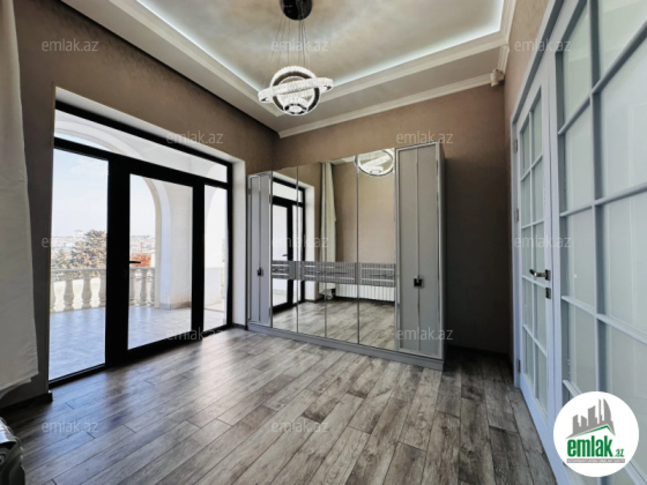 Satılır 5 otaqlı mənzil 400 m²