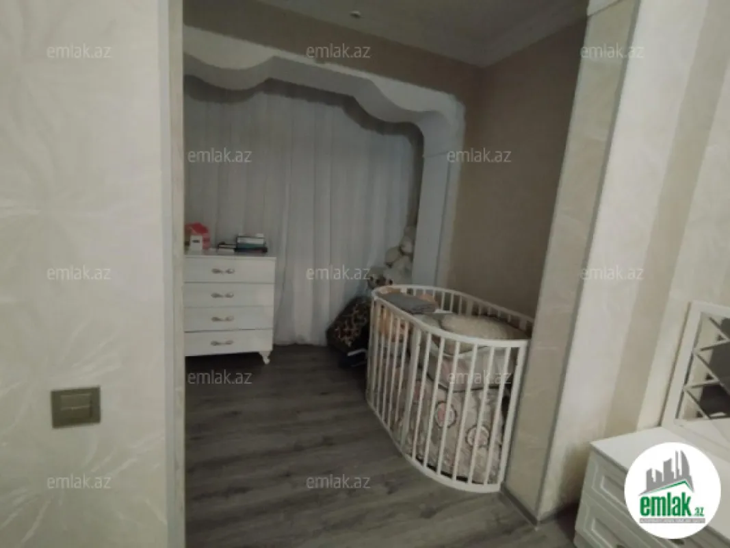 Satılır 4 otaqlı köhnə tikili 100 m²