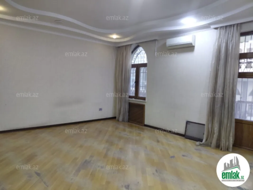 Satılır 4 otaqlı köhnə tikili 180 m²
