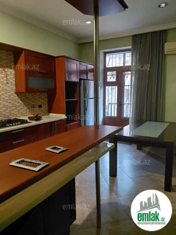 Satılır 4 otaqlı köhnə tikili 180 m²