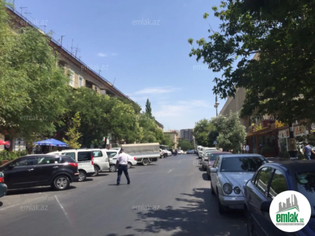 Satılır 4 otaqlı köhnə tikili 180 m²