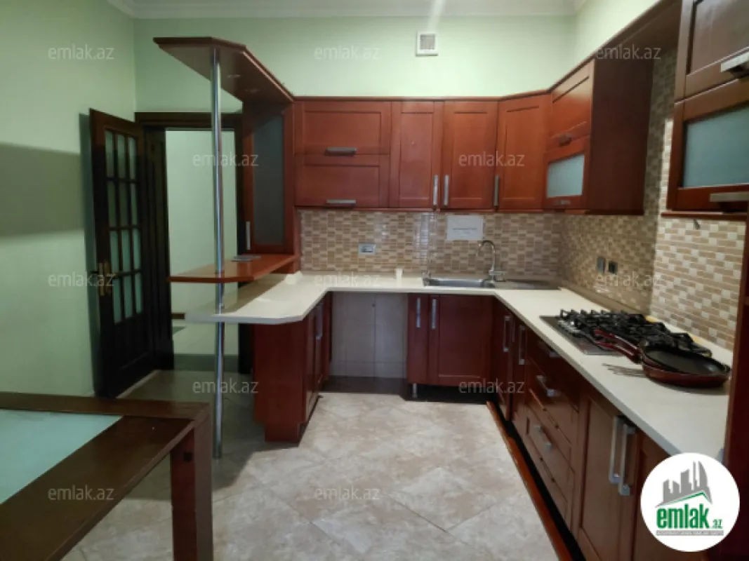 Satılır 4 otaqlı köhnə tikili 180 m²