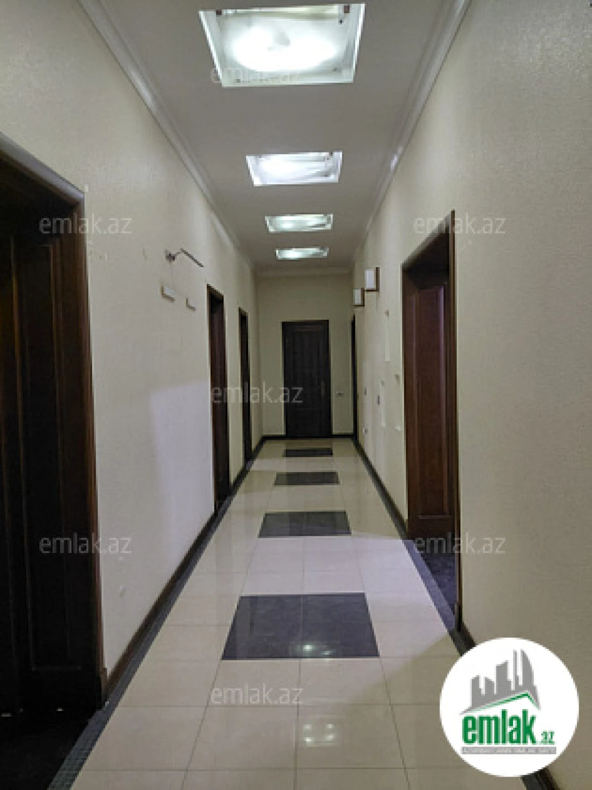 Satılır 4 otaqlı köhnə tikili 180 m²