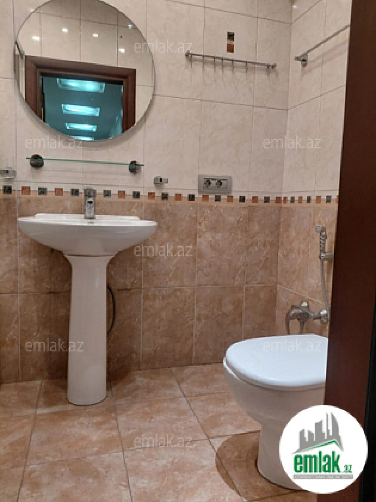 Satılır 4 otaqlı köhnə tikili 180 m²