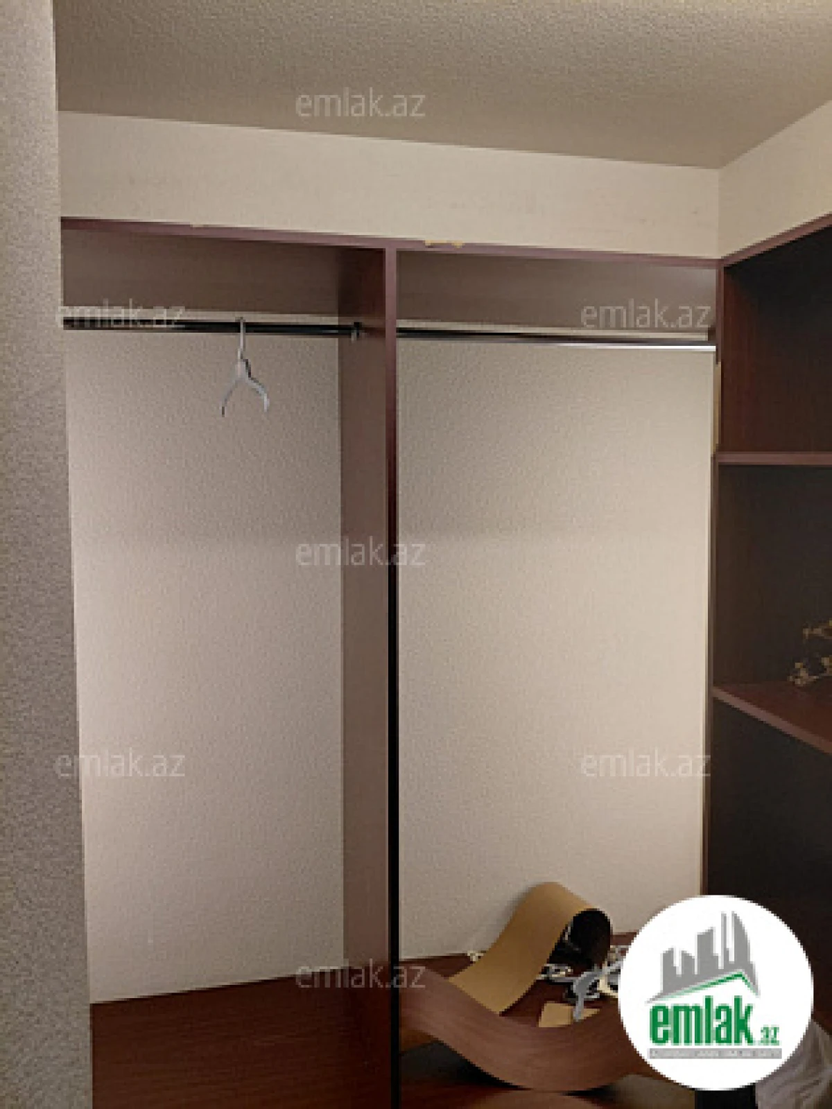 Satılır 4 otaqlı köhnə tikili 180 m²