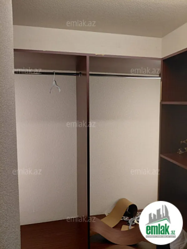 Satılır 4 otaqlı köhnə tikili 180 m²