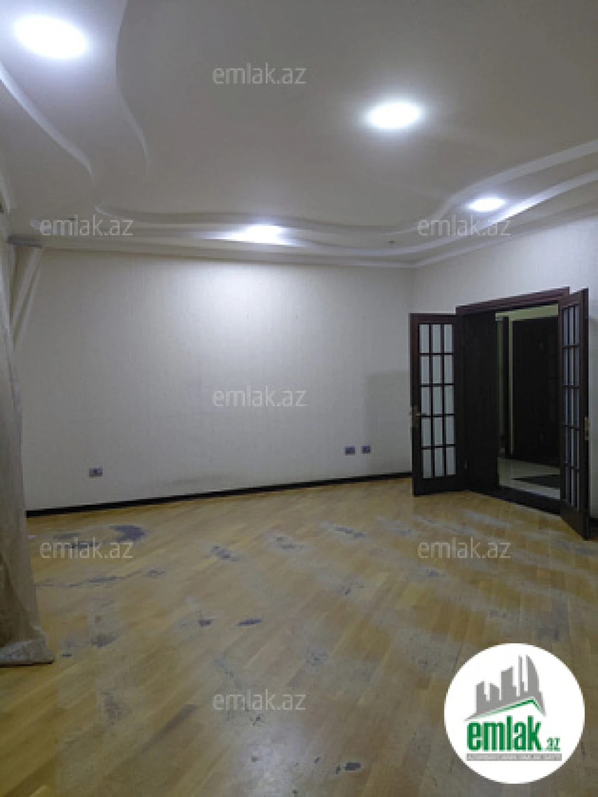 Satılır 4 otaqlı köhnə tikili 180 m²