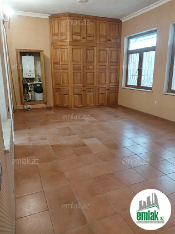 Satılır 4 otaqlı köhnə tikili 180 m²