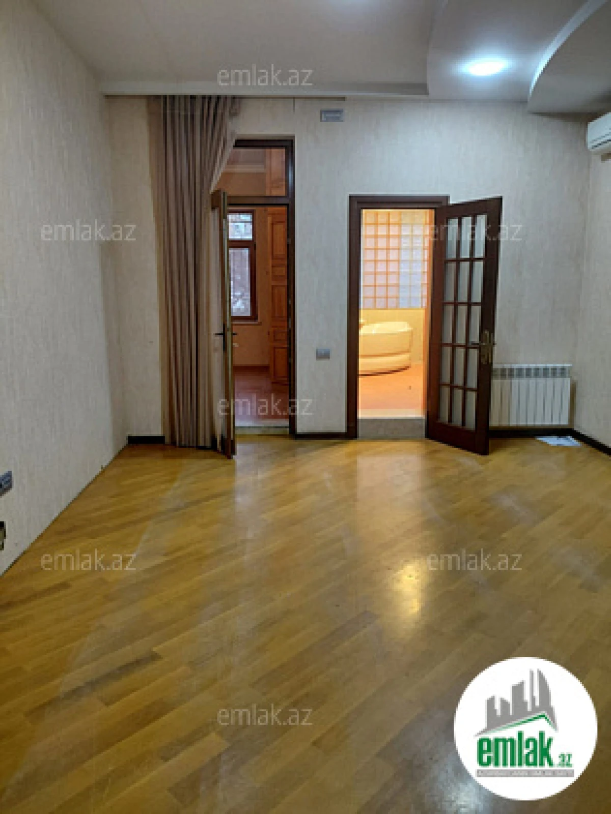 Satılır 4 otaqlı köhnə tikili 180 m²