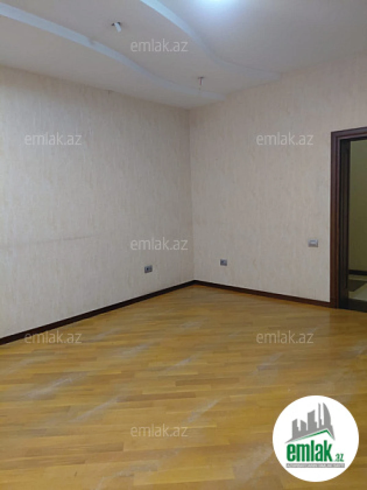 Satılır 4 otaqlı köhnə tikili 180 m²