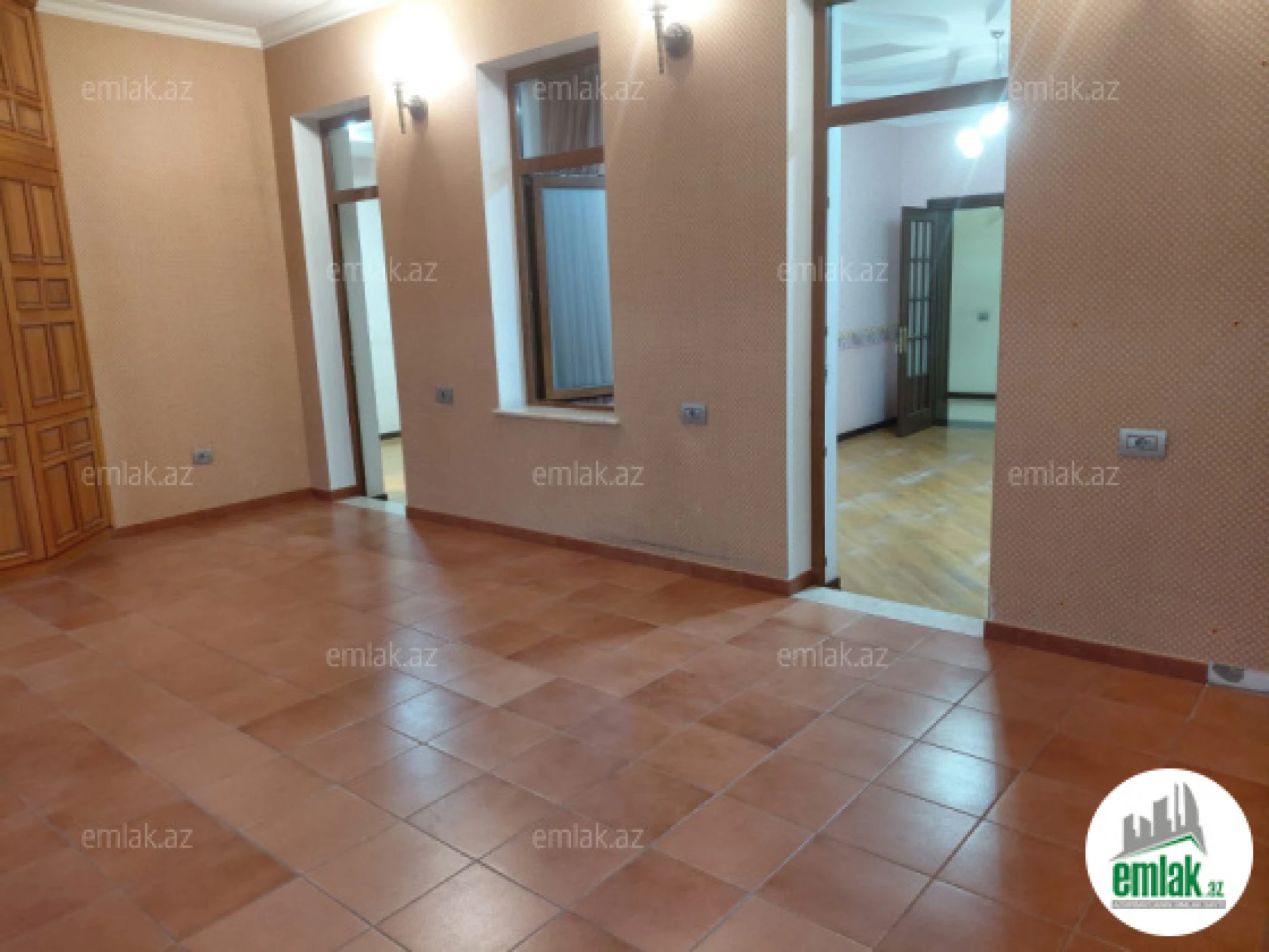 Satılır 4 otaqlı köhnə tikili 180 m²