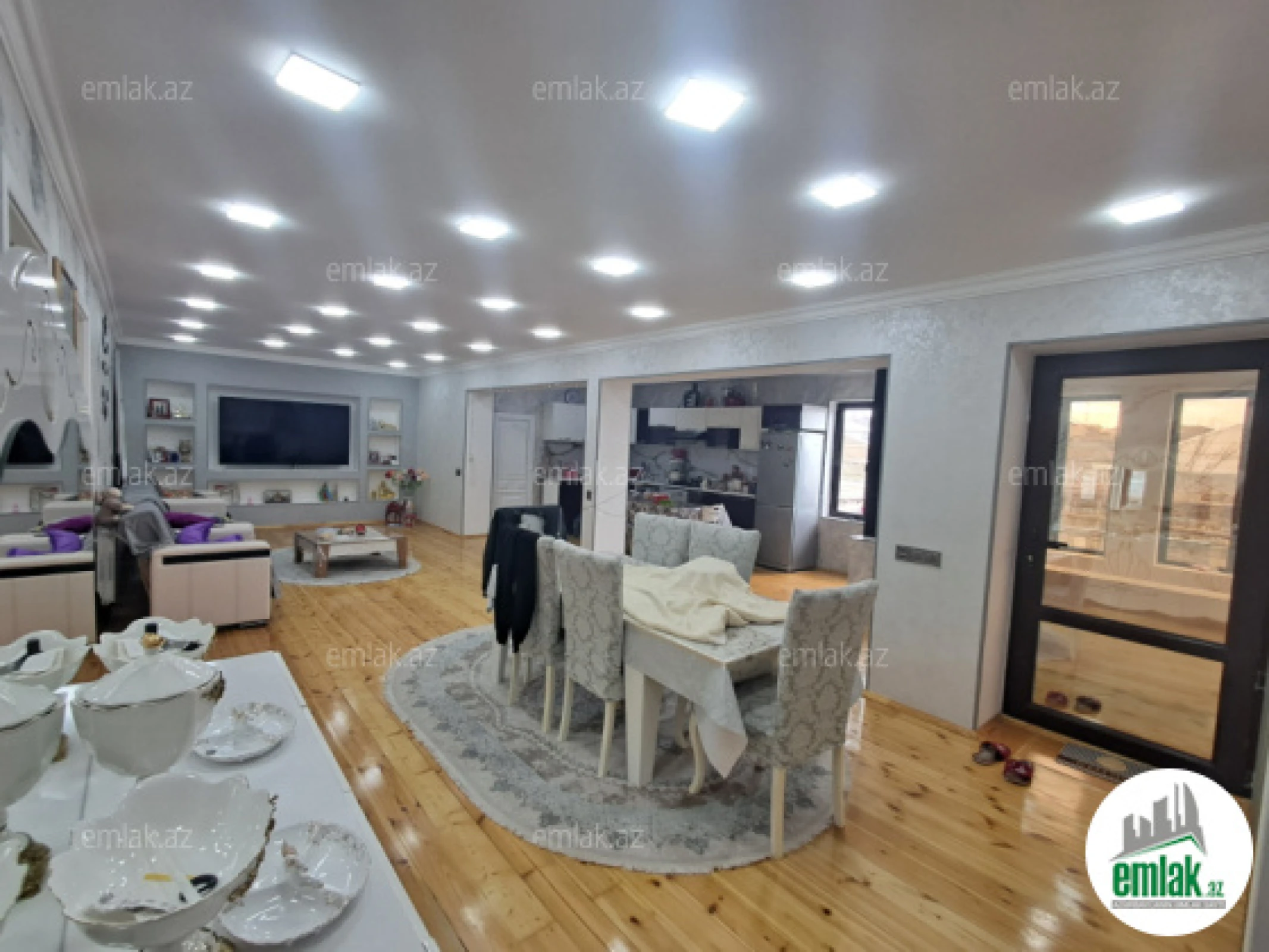 Satılır 8 otaqlı mənzil 1000 m²