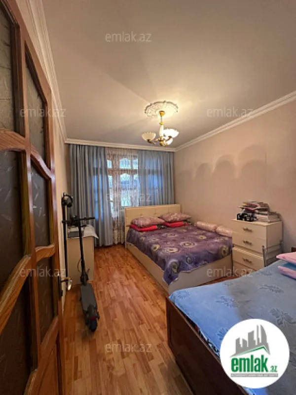 Satılır 4 otaqlı köhnə tikili 100 m²