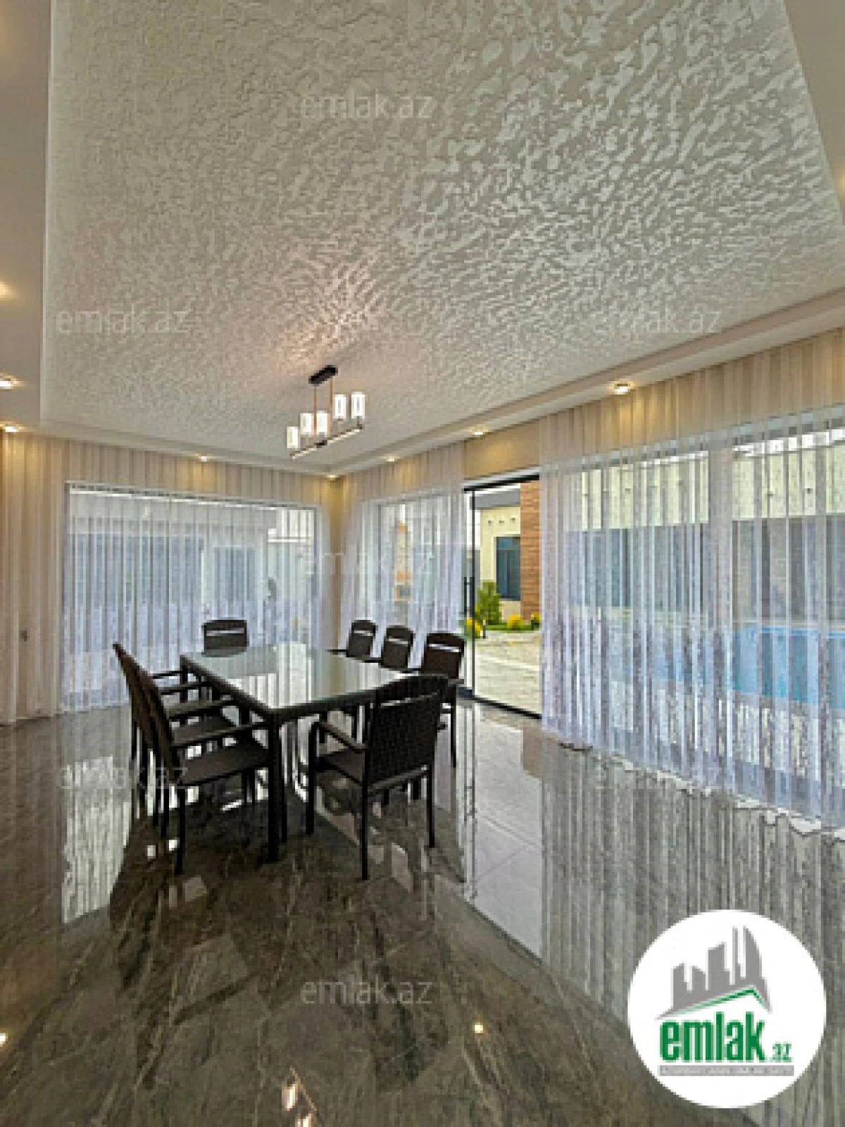 Satılır 4 otaqlı mənzil 202 m²