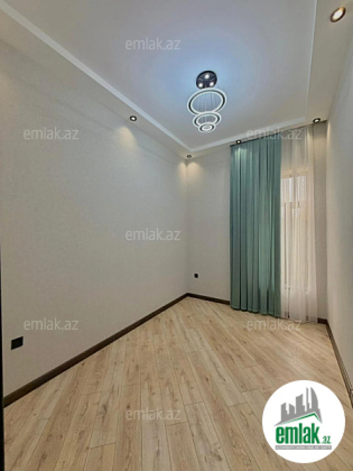 Satılır 4 otaqlı mənzil 180 m²
