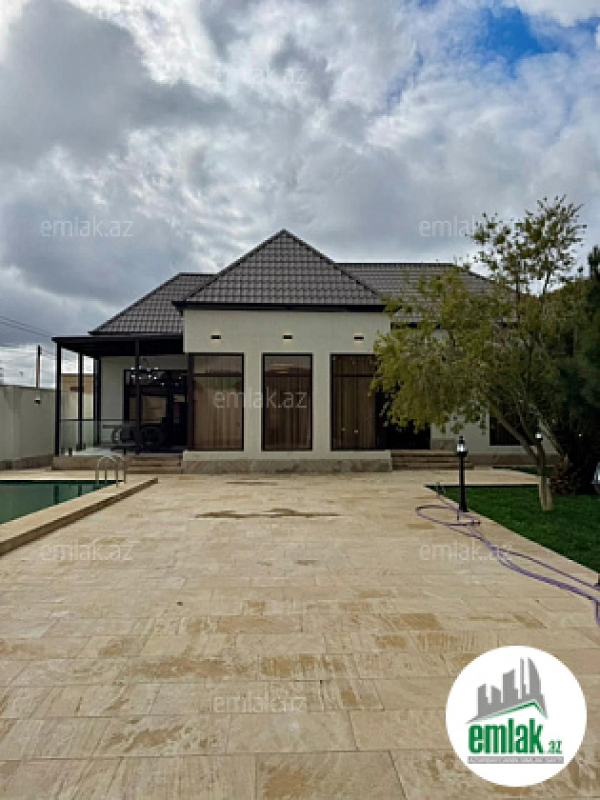 Satılır 4 otaqlı mənzil 180 m²