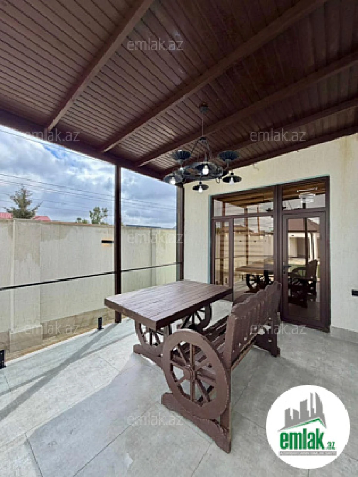 Satılır 4 otaqlı mənzil 180 m²