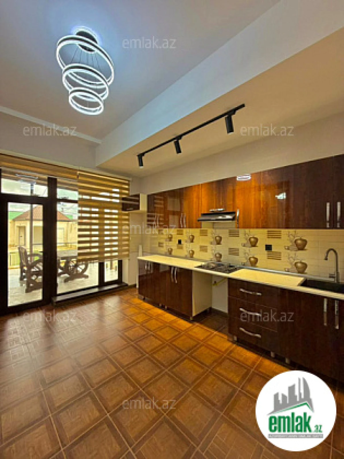 Satılır 4 otaqlı mənzil 180 m²