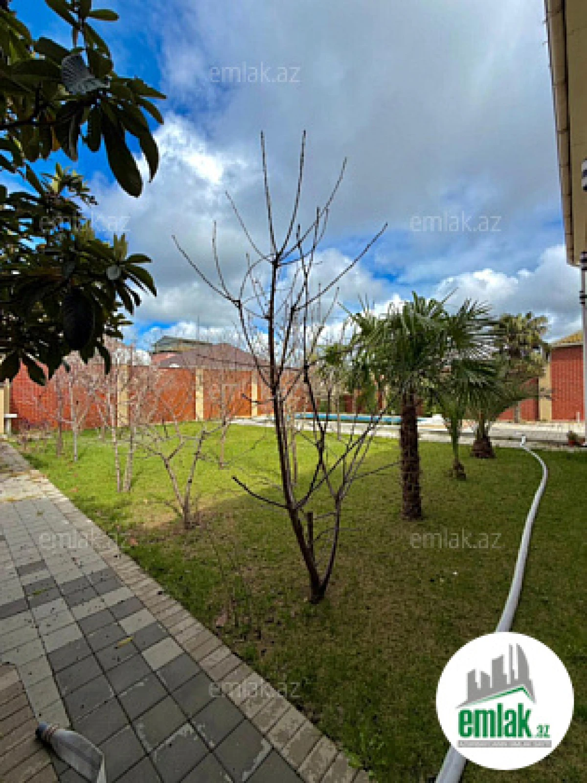 Satılır 4 otaqlı mənzil 160 m²