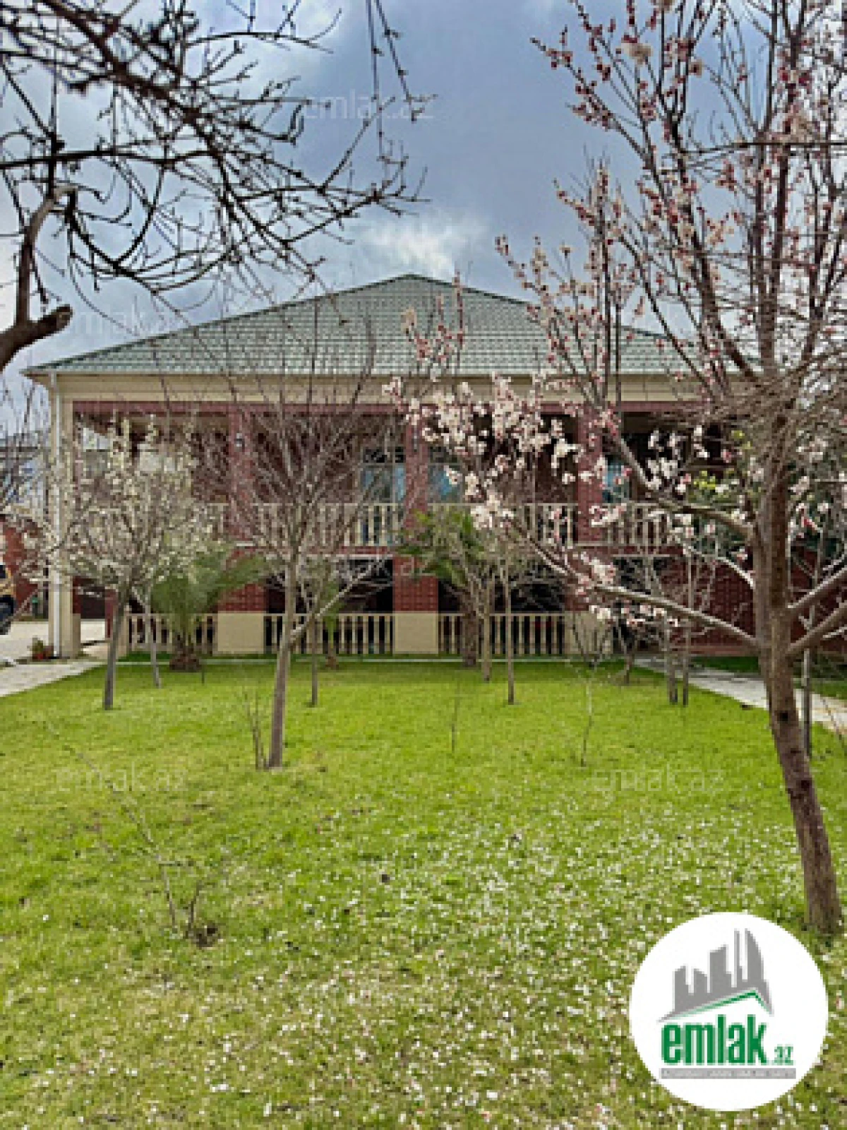 Satılır 4 otaqlı mənzil 160 m²