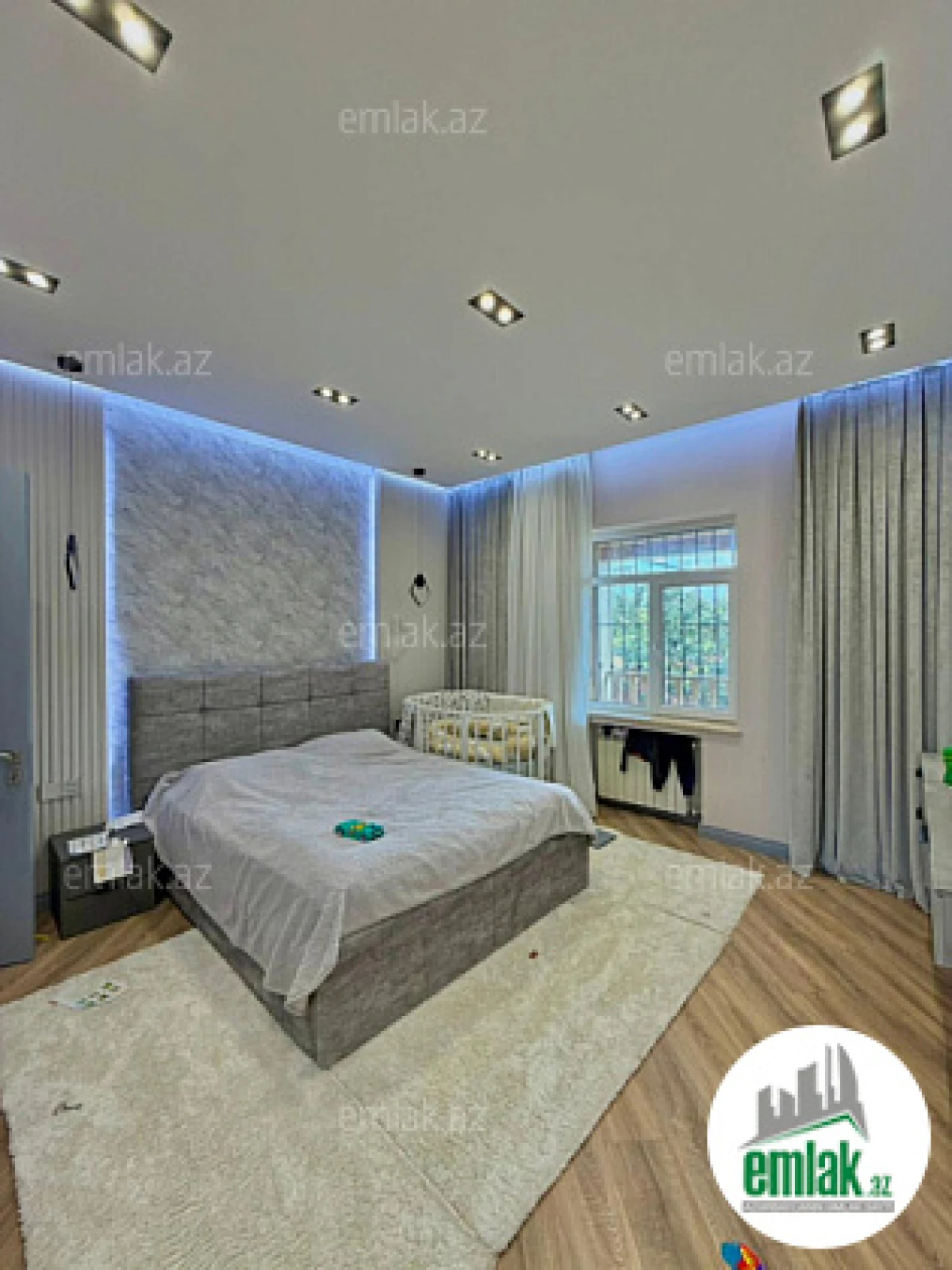 Satılır 4 otaqlı mənzil 160 m²