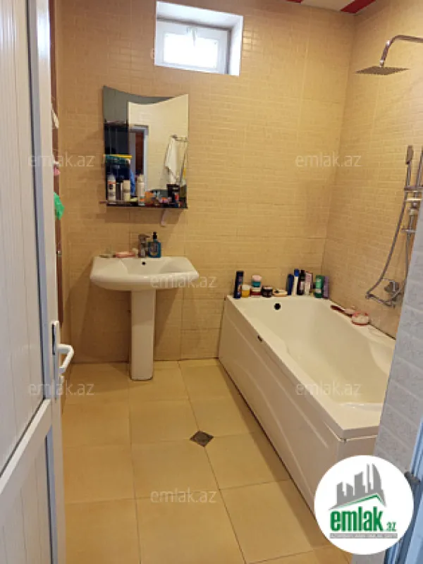 Satılır 6 otaqlı həyət evi 200 m²