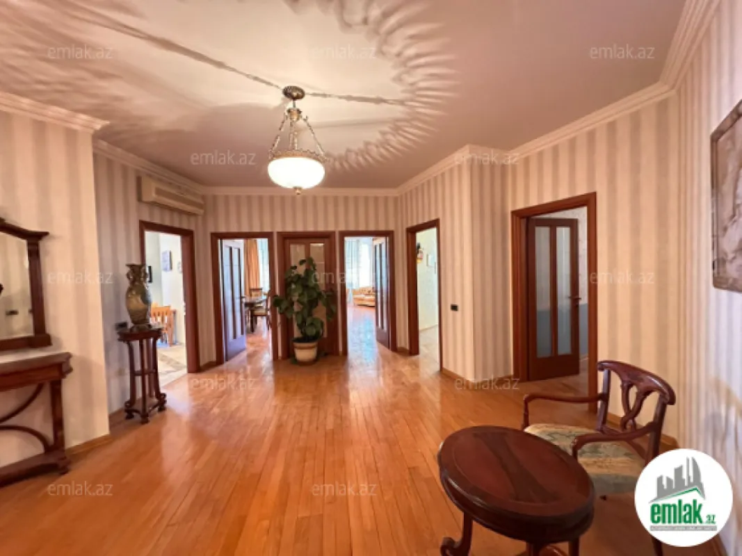 Satılır 4 otaqlı yeni tikili 240 m²