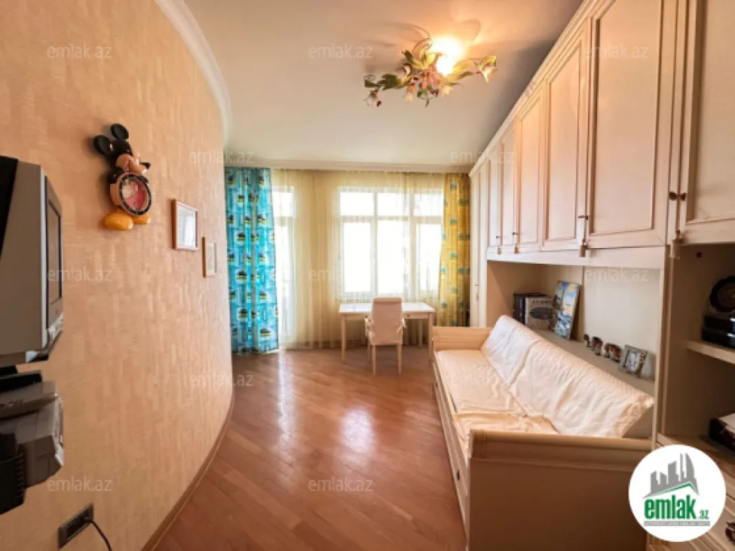 Satılır 4 otaqlı yeni tikili 240 m²