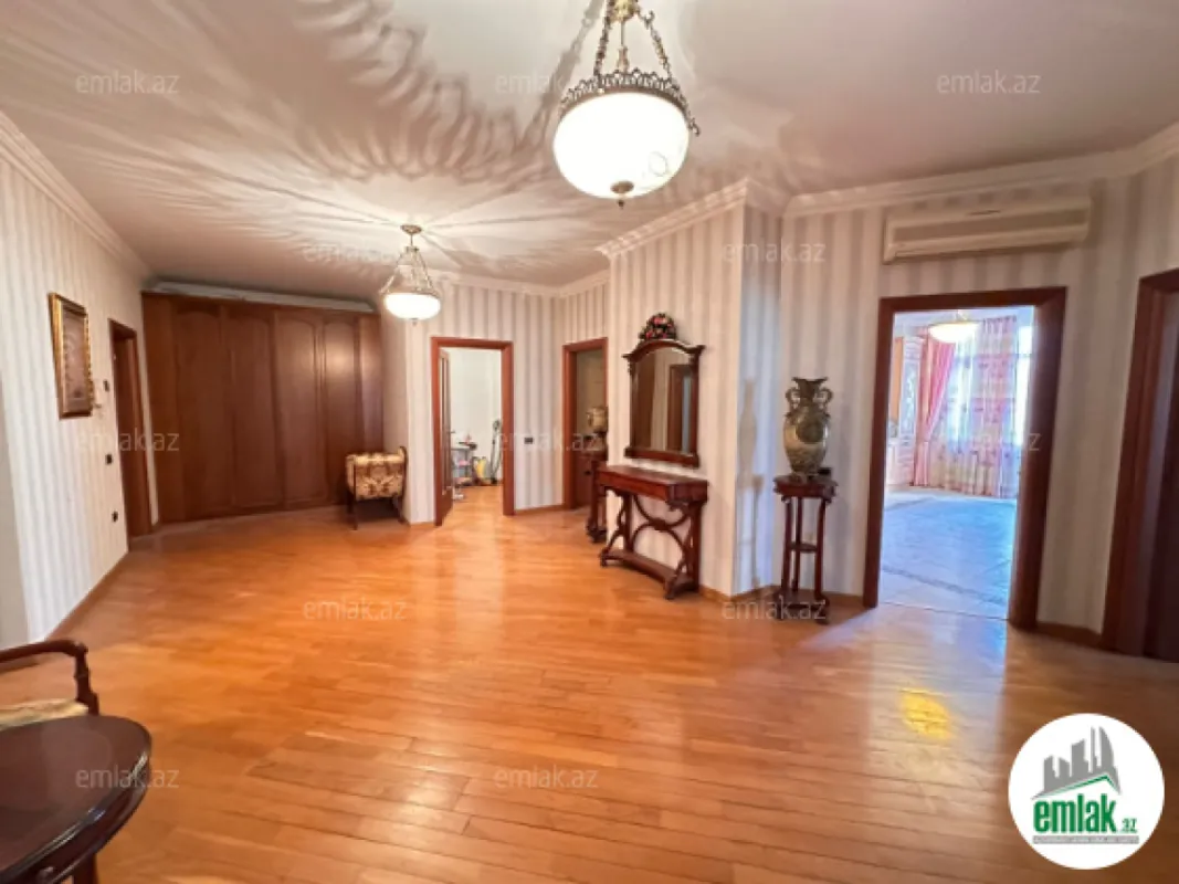 Satılır 4 otaqlı yeni tikili 240 m²