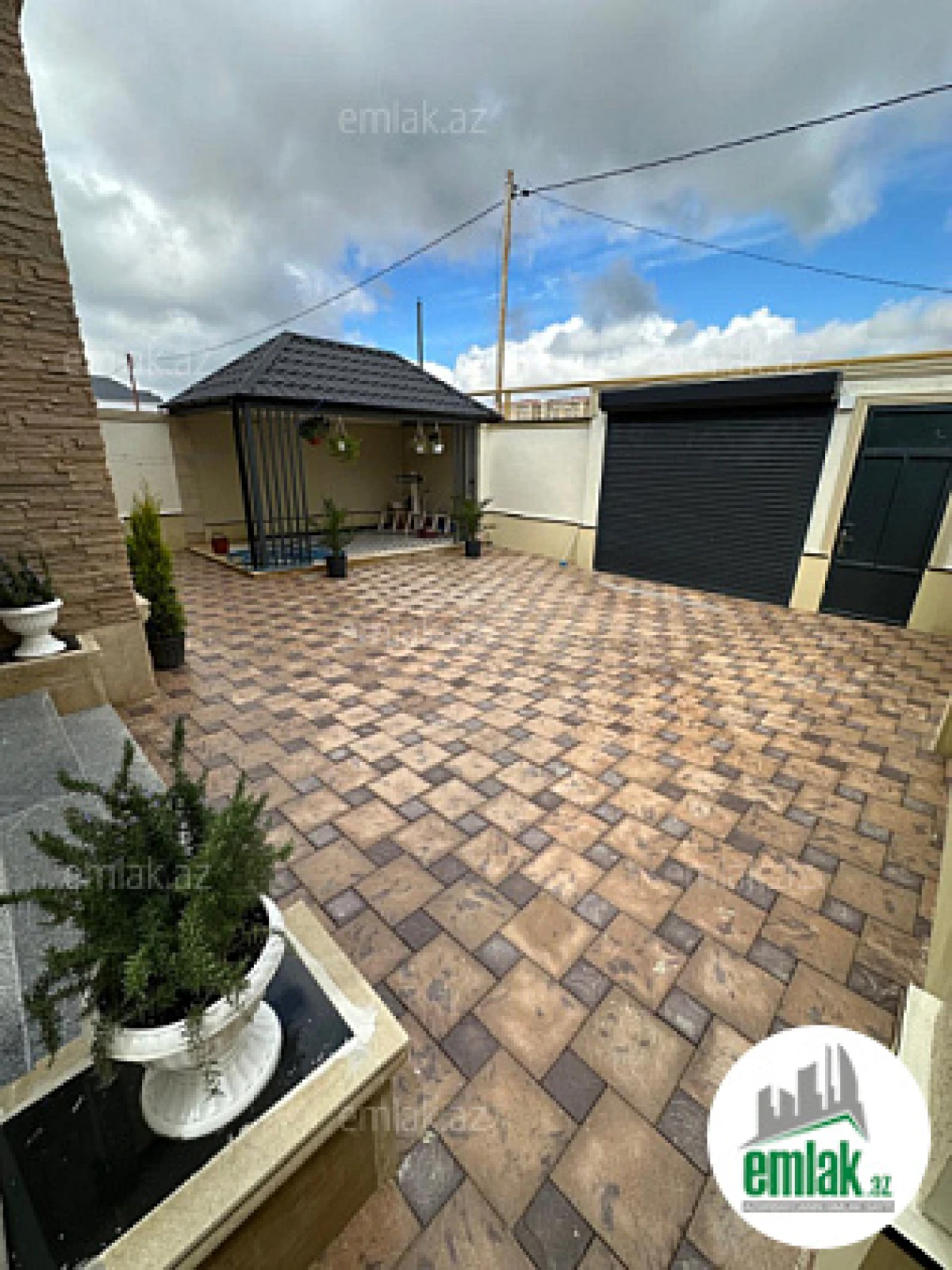 Satılır 5 otaqlı həyət evi 216 m²