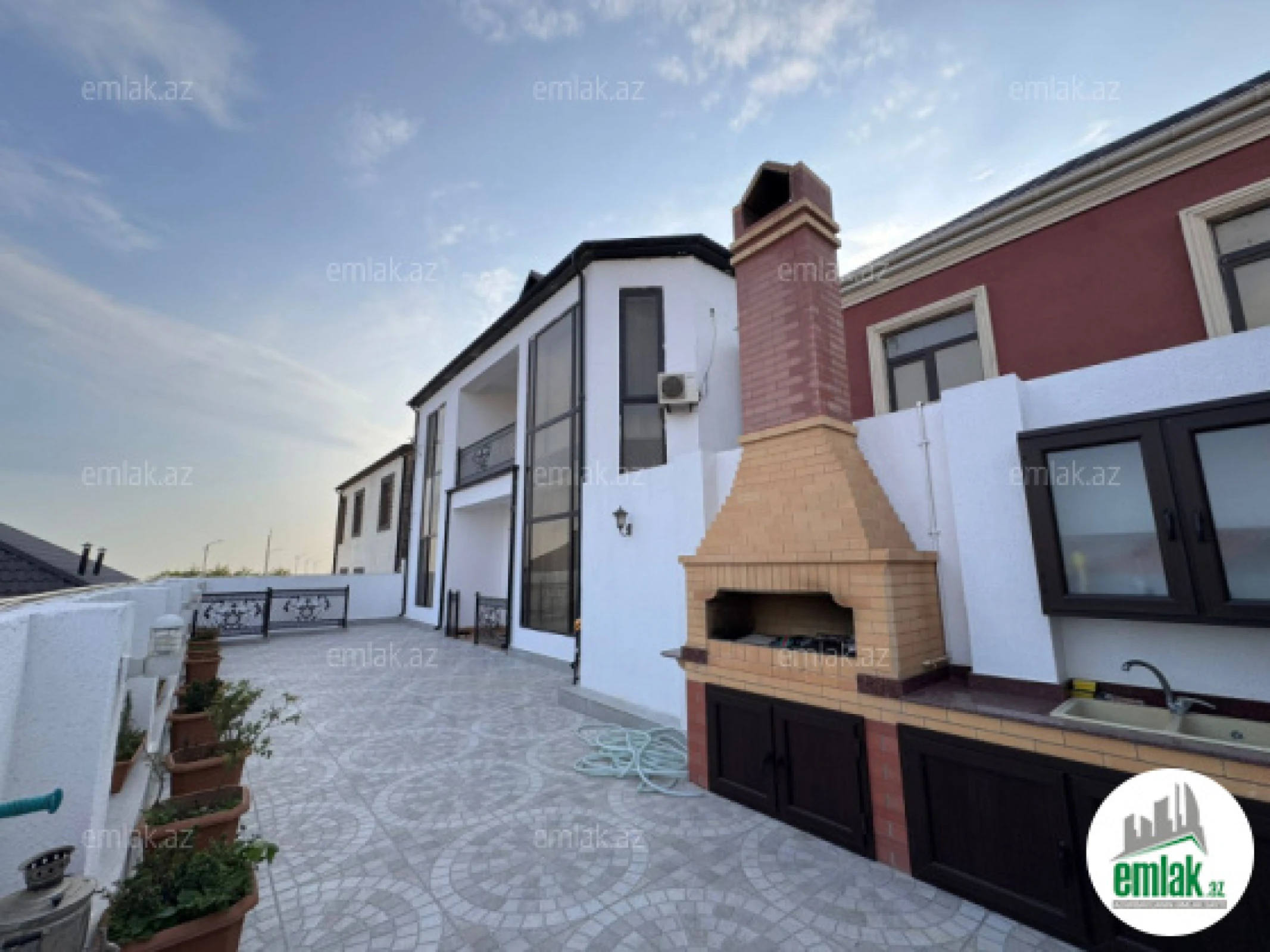 Satılır 9 otaqlı həyət evi 550 m²
