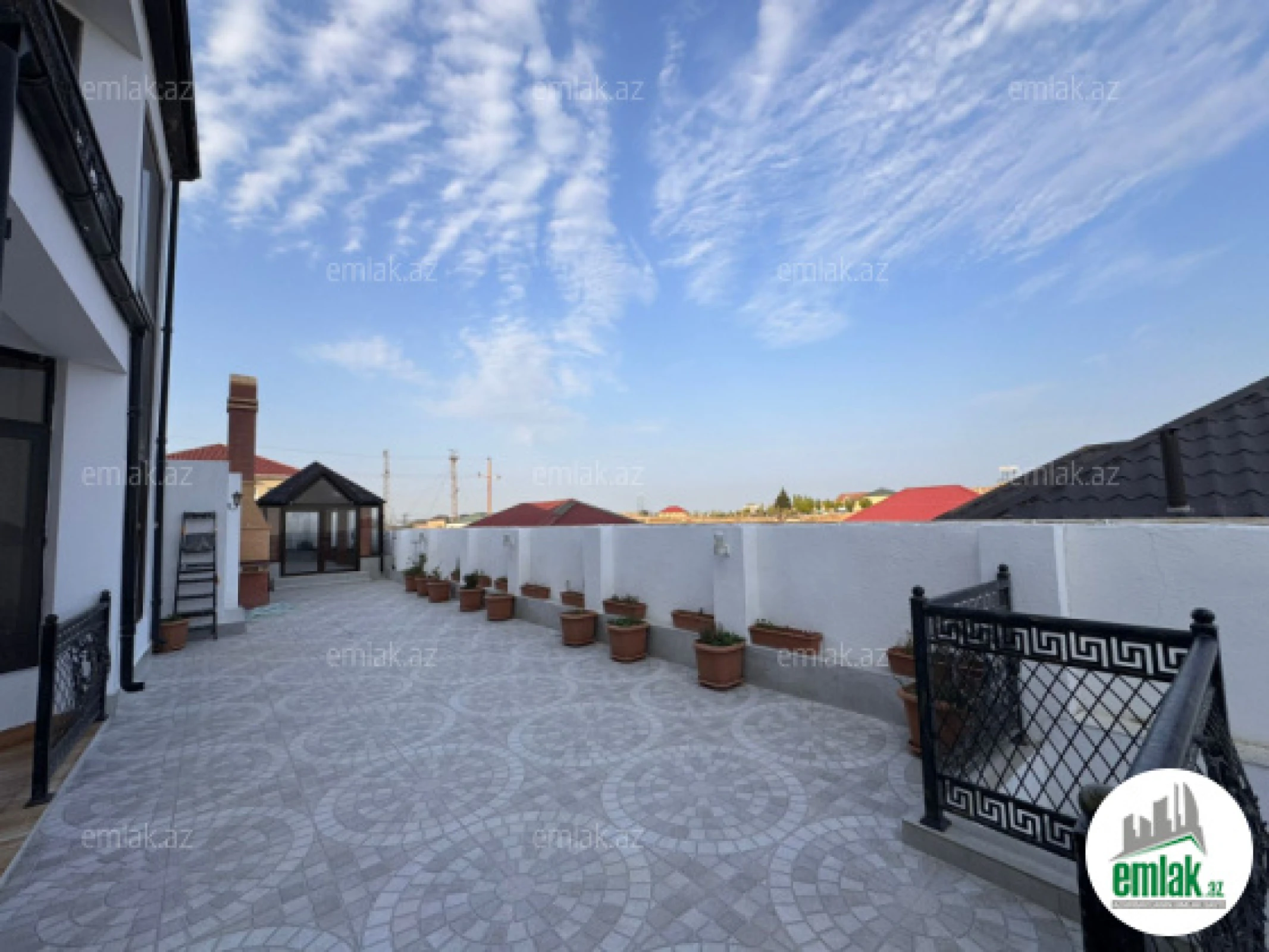 Satılır 9 otaqlı həyət evi 550 m²