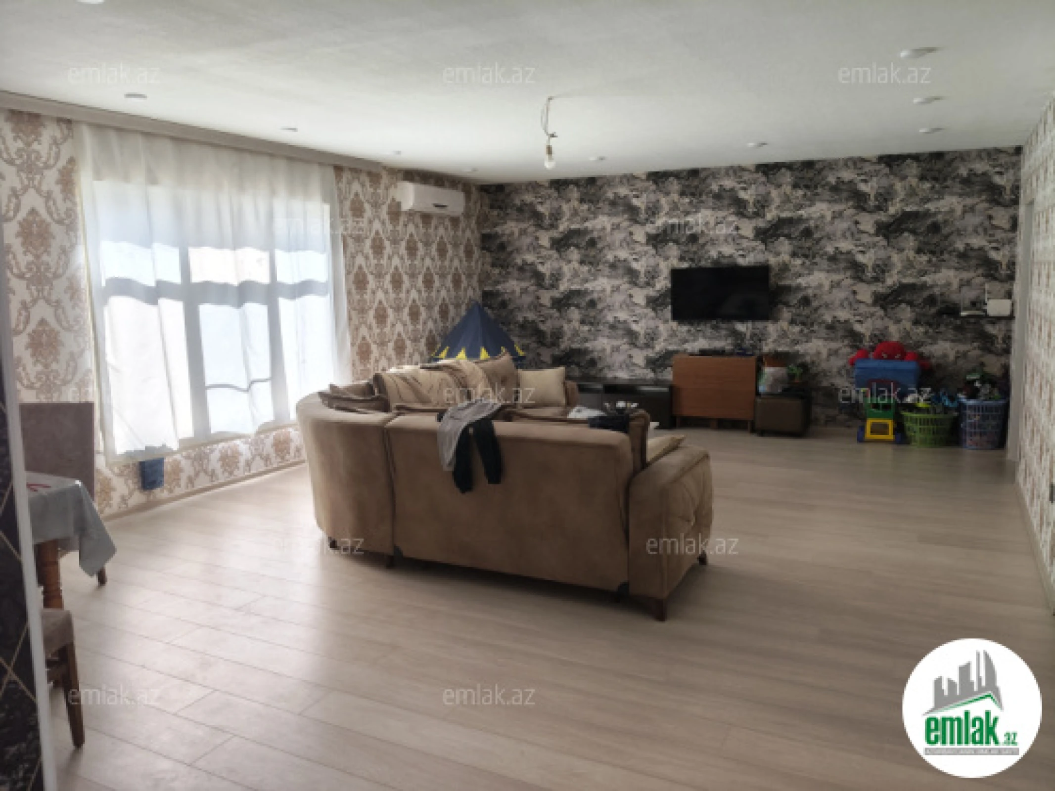 Satılır 5 otaqlı həyət evi 300 m²