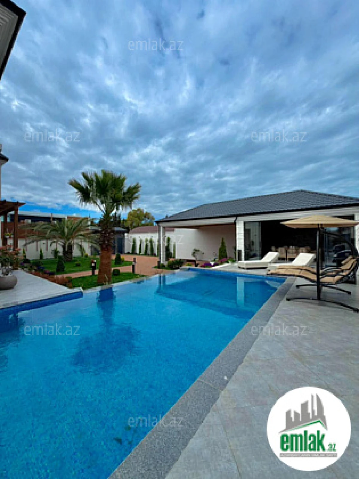 Satılır 6 otaqlı mənzil 400 m²