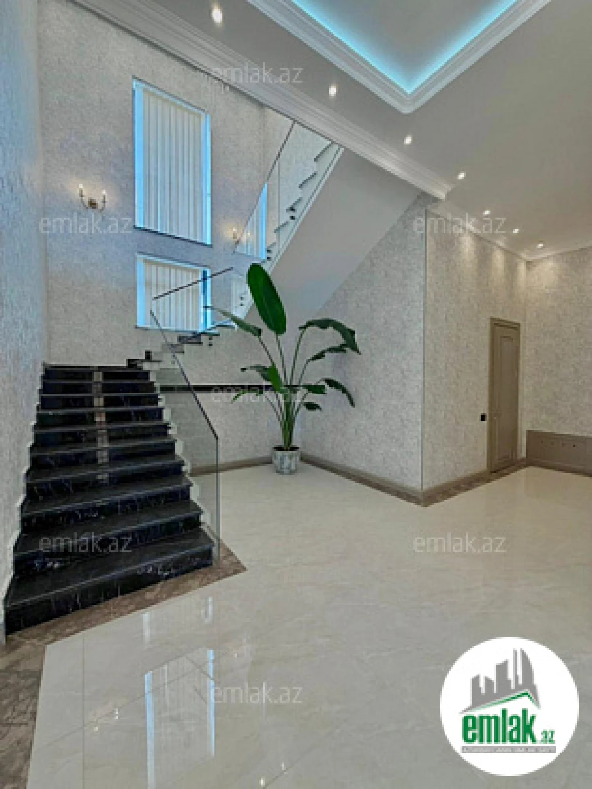 Satılır 6 otaqlı mənzil 400 m²