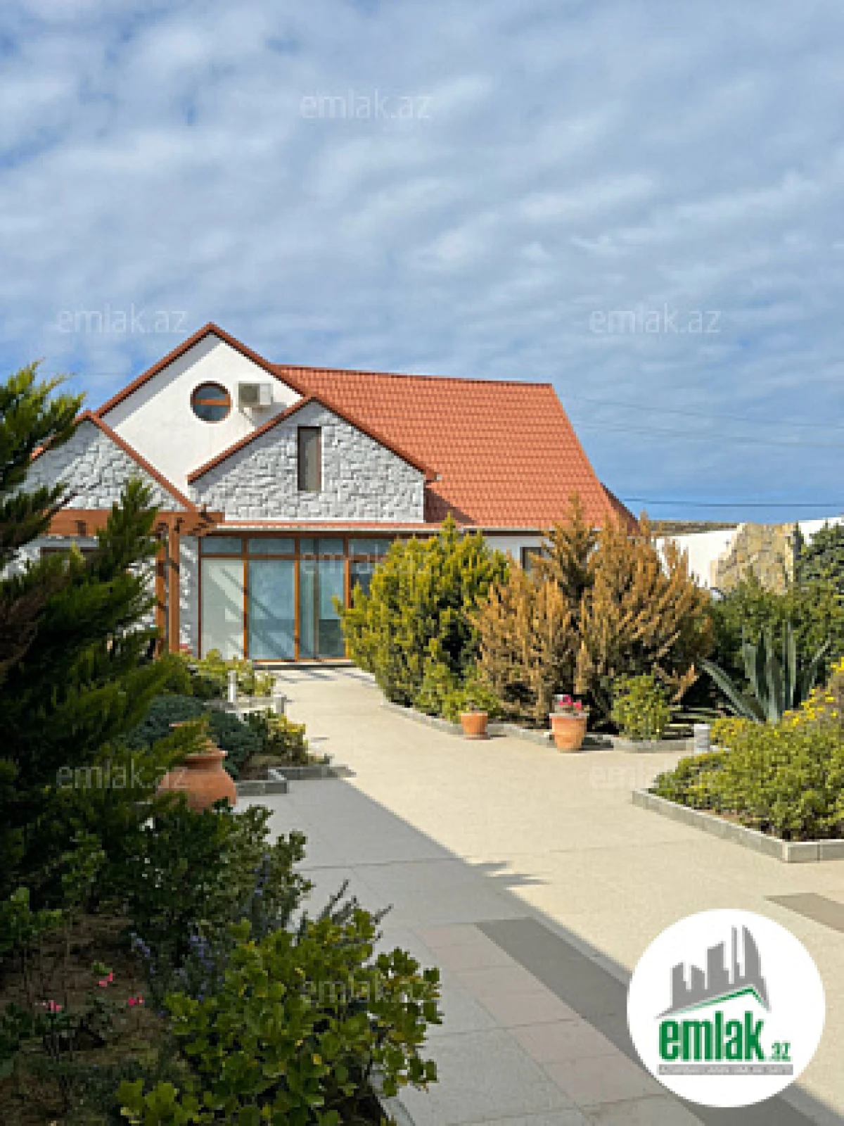 Satılır 4 otaqlı mənzil 250 m²