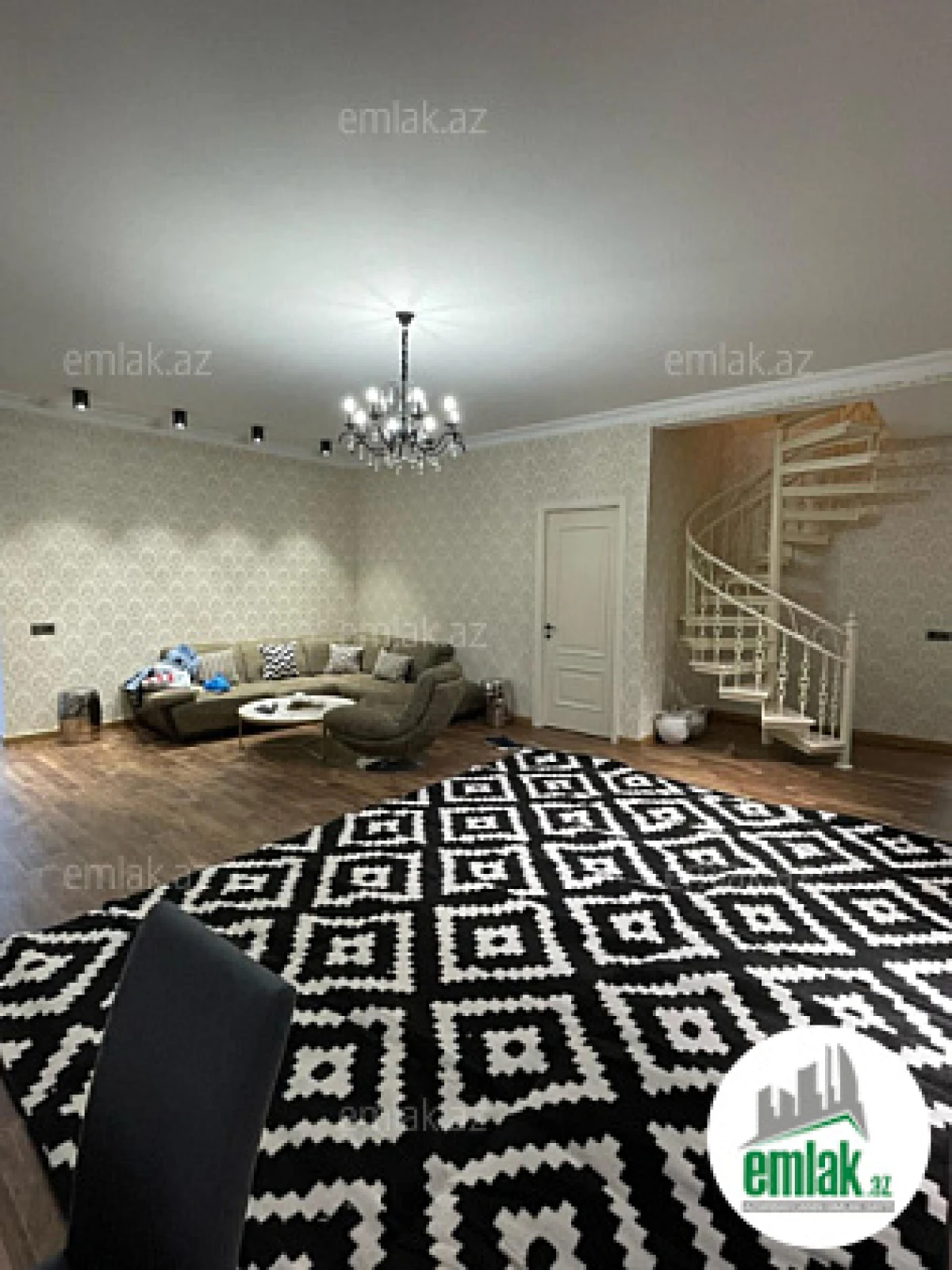 Satılır 4 otaqlı mənzil 250 m²