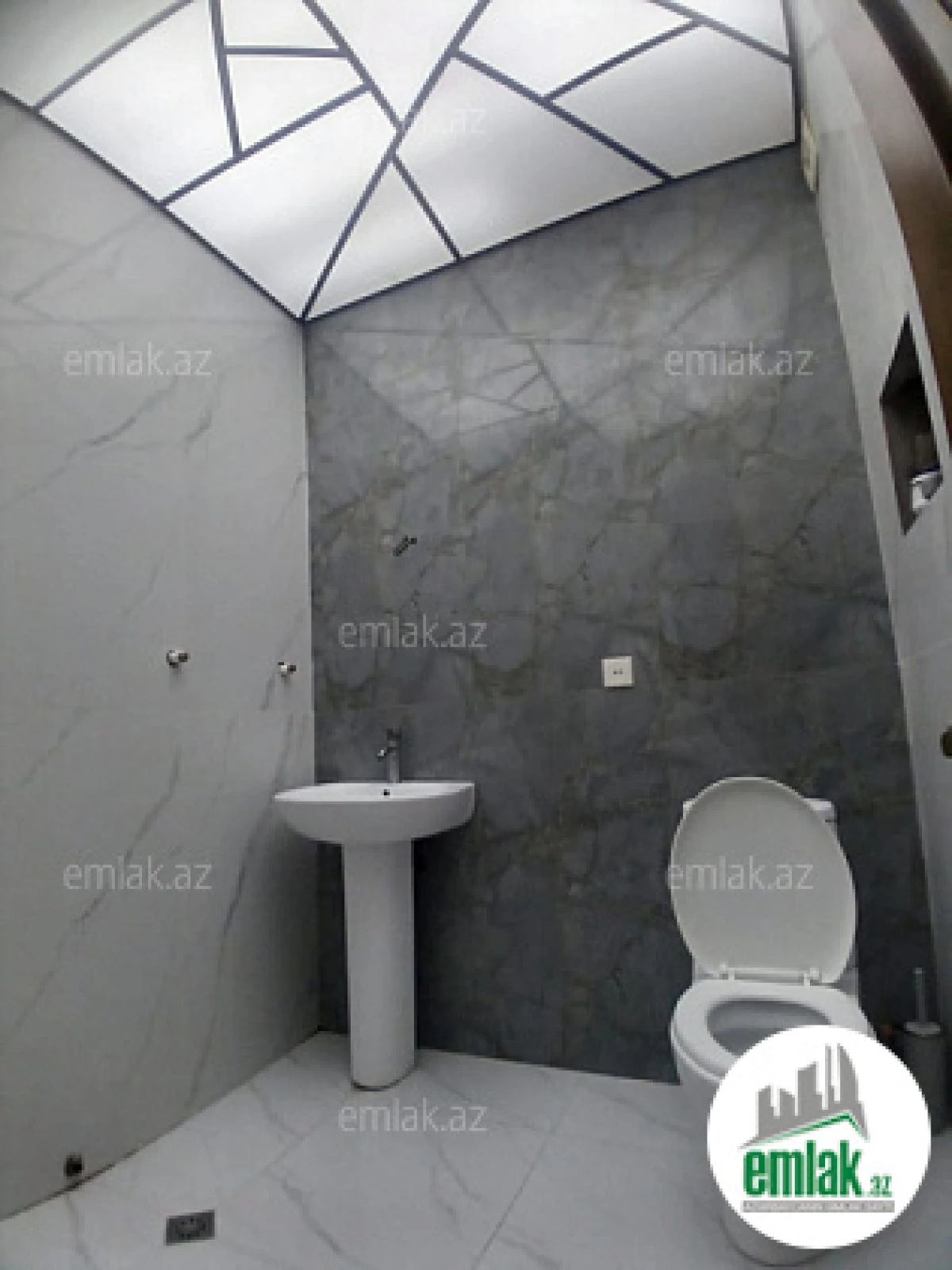 Satılır 3 otaqlı köhnə tikili 100 m²